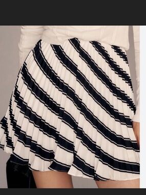 Women’s black and White Striped Pleated Skirt